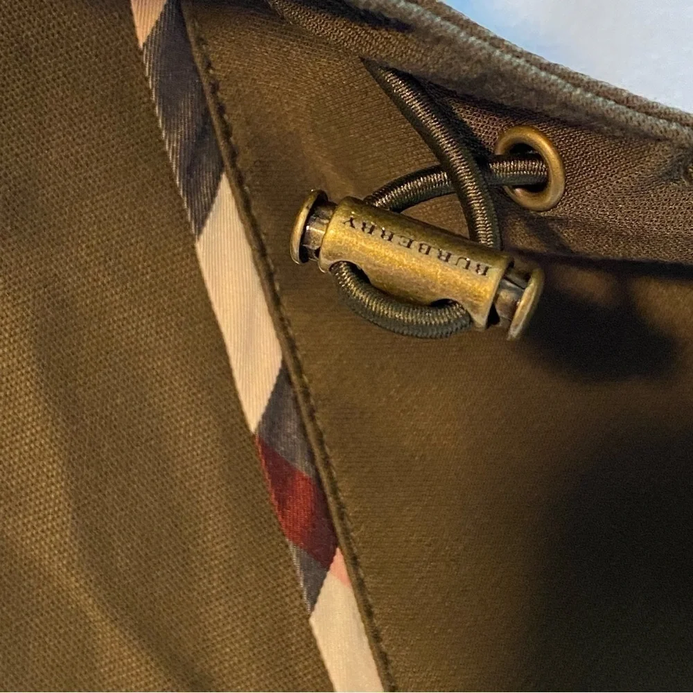 Burberry olive green jacket coat hood with 13 inch zipper